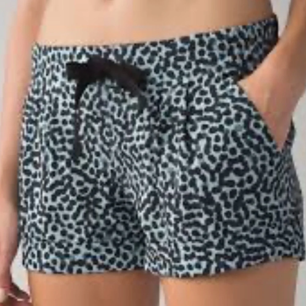 Lululemon Spring Break Away Shorts Ace Spot Blue Black 4-Way Stretch Size 8
